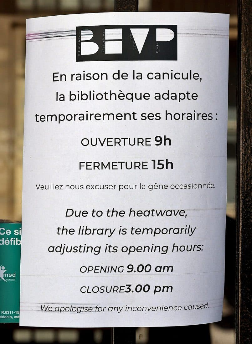 Affichette de la Bibliothèque historique de la ville de Paris annonçant des horaires réduits pour cause de canicule