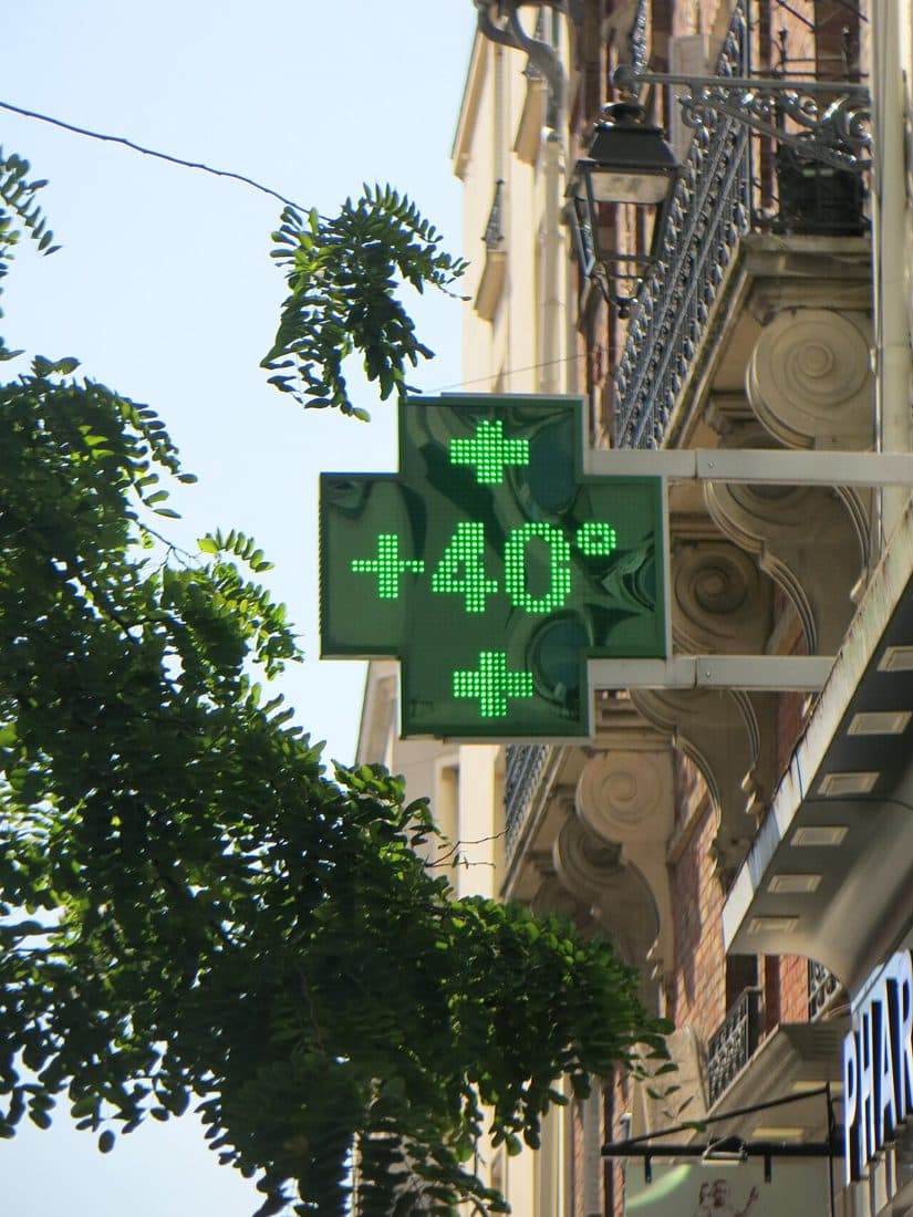 Croix lumineuse d’une pharmacie affichant +40 degrés, à Colombes, le 11 juillet 2026