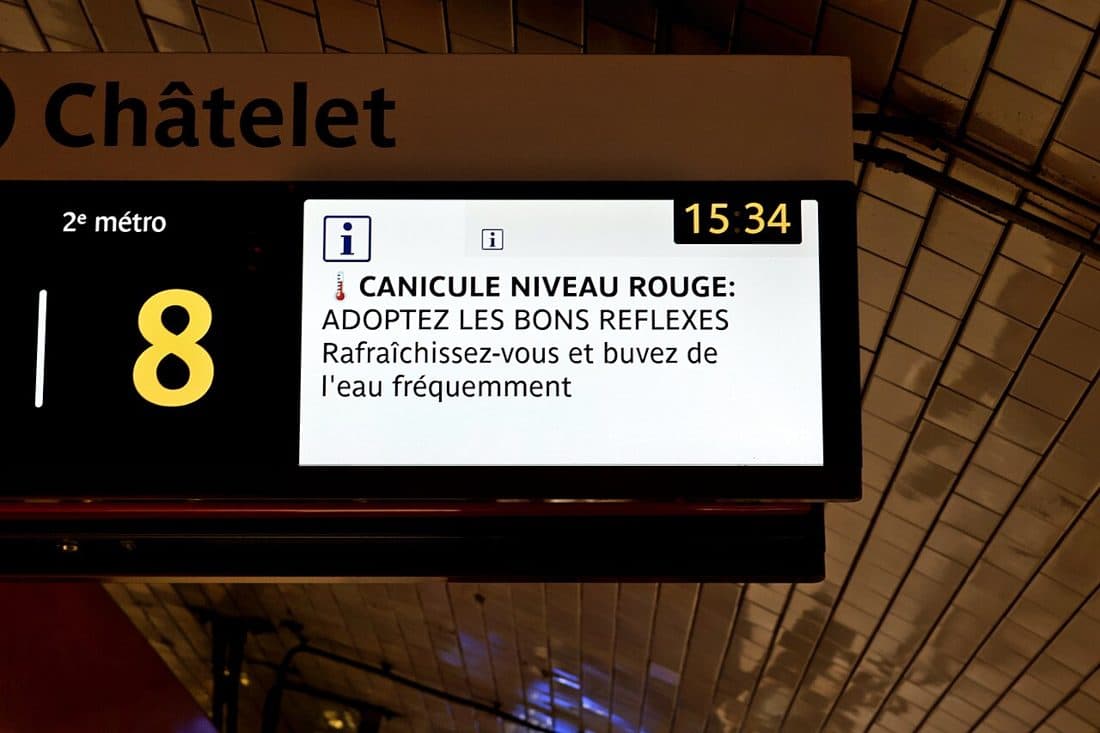 Écran du métro à la station Châtelet : canicule niveau rouge, adoptez les bons réflexes